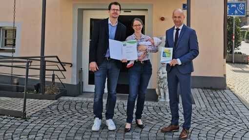 Auszeichnung des Hotels "Alte Post" (Familie Hübler) für Umwelt- und Klimaschutz. Auszeichnung des Hotels "Alte Post" mit dem Siegel Umwelt- und Klimapakt Bayern