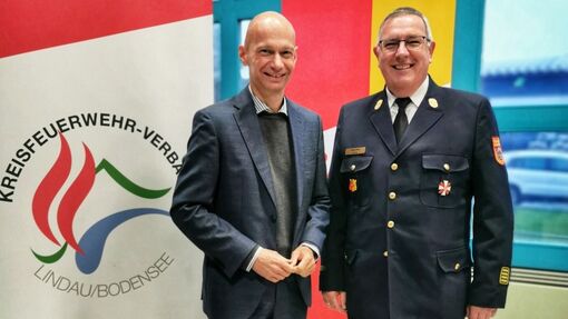 Mit Kreisbrandrat Wolfgang Endres bei der Kommandantendienstversammlung Mit Kreisbrandrat Wolfgang Endres bei der Kommandantendienstversammlung